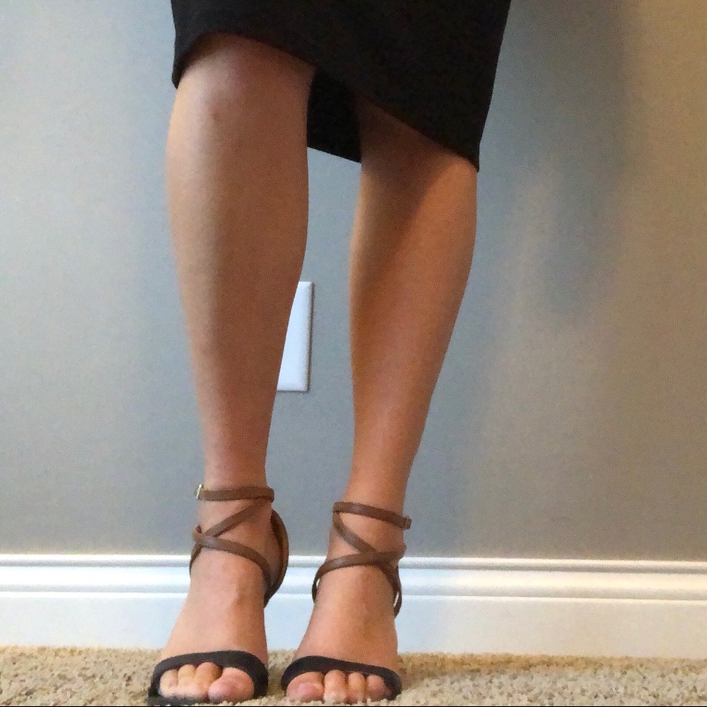 Bi-colored chunky heel with ankle strap